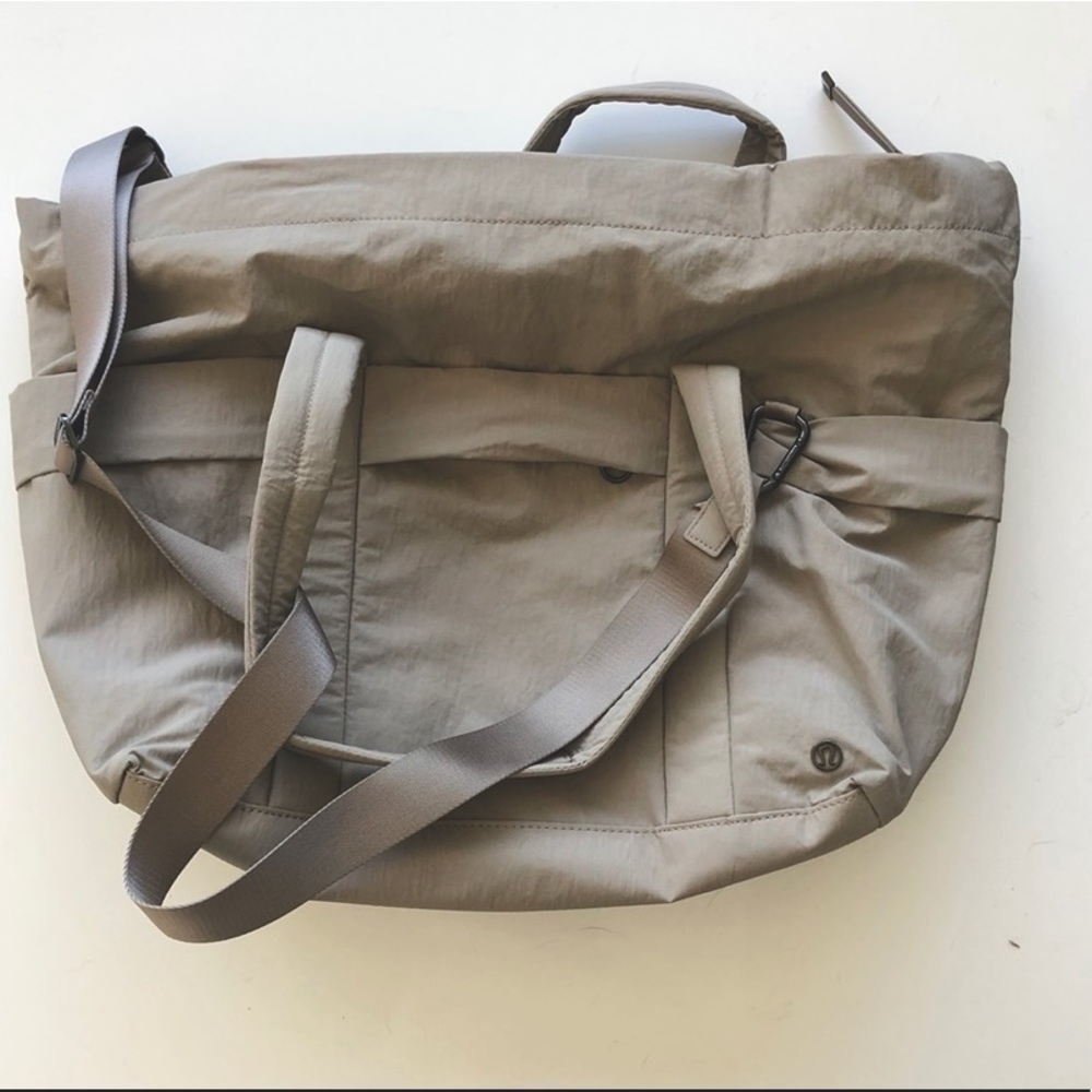 Lululemon On my level large duffel in TAN